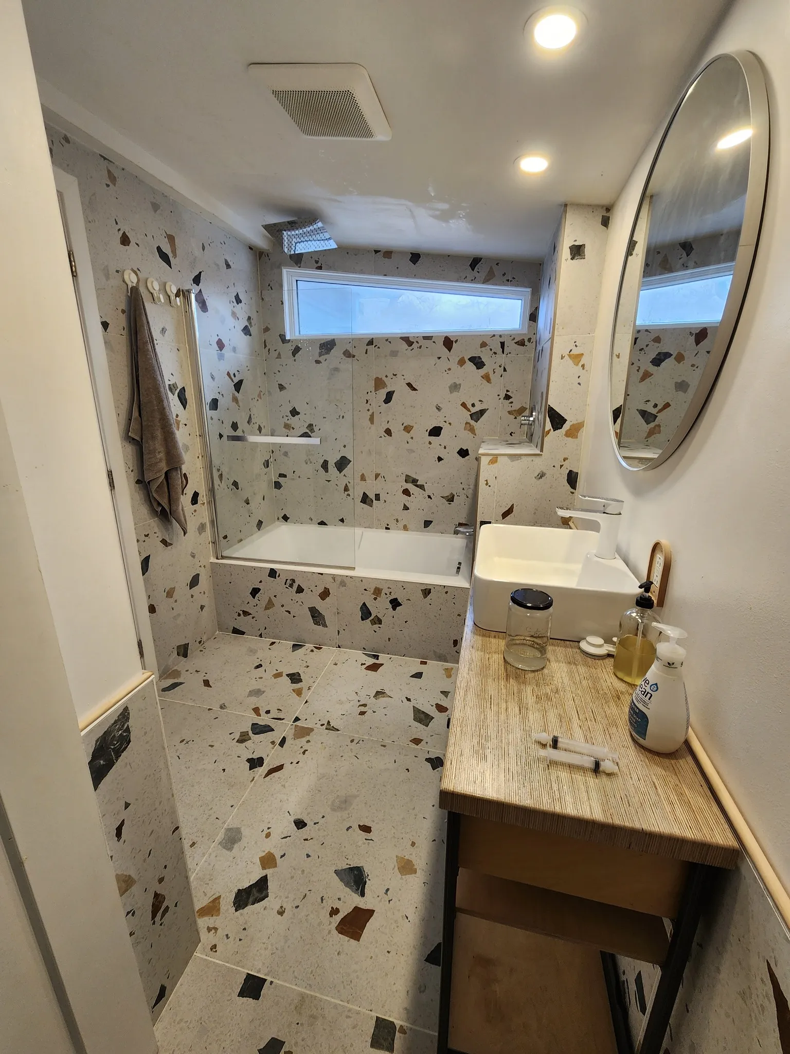 Rénovation salle de bain terrazzo par Le Rénophile — design élégant et contemporain à Laval