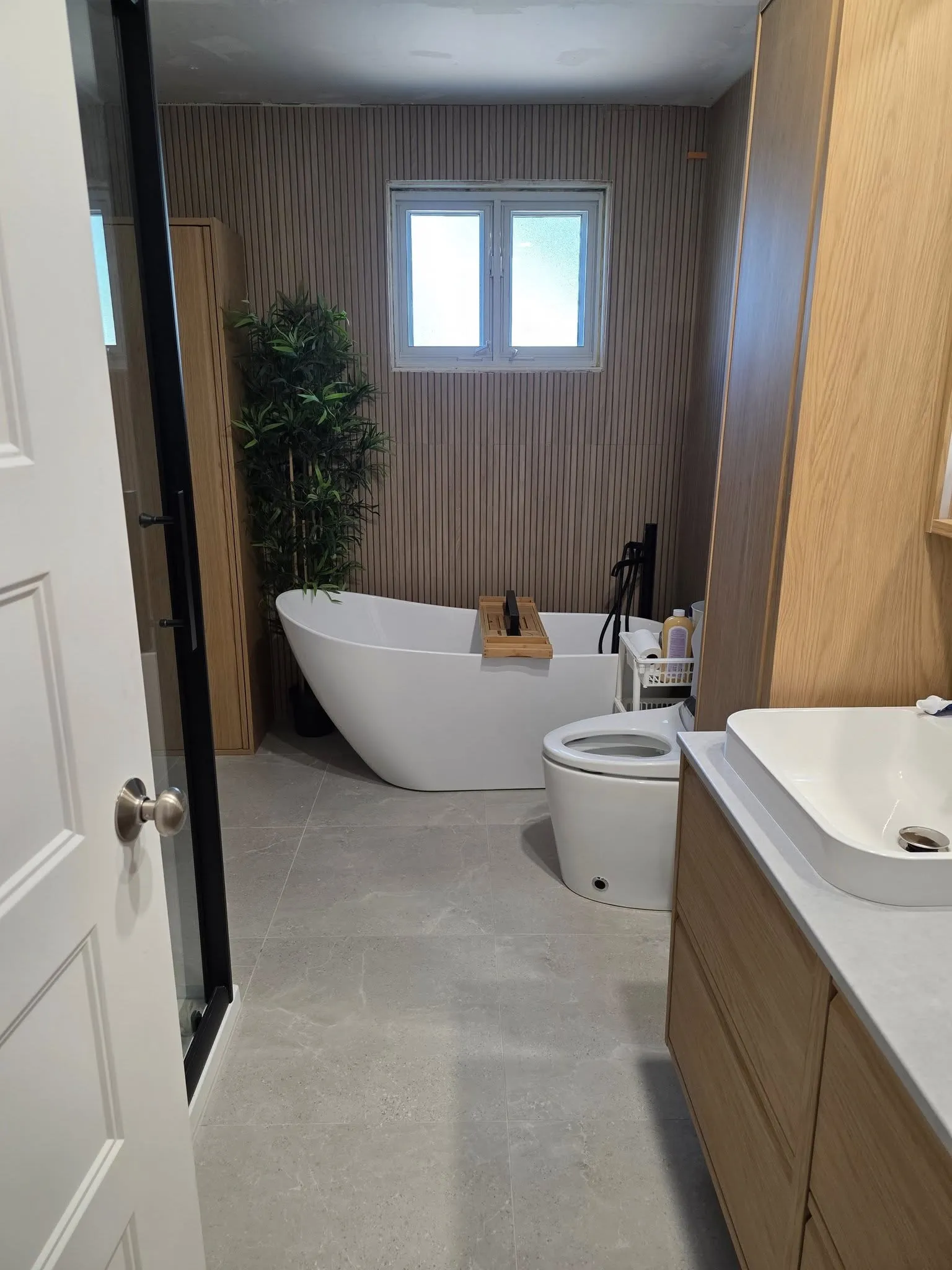 Rénovation salle de bain en bois par Le Rénophile — matériaux naturels et chaleureux, Rive-Nord