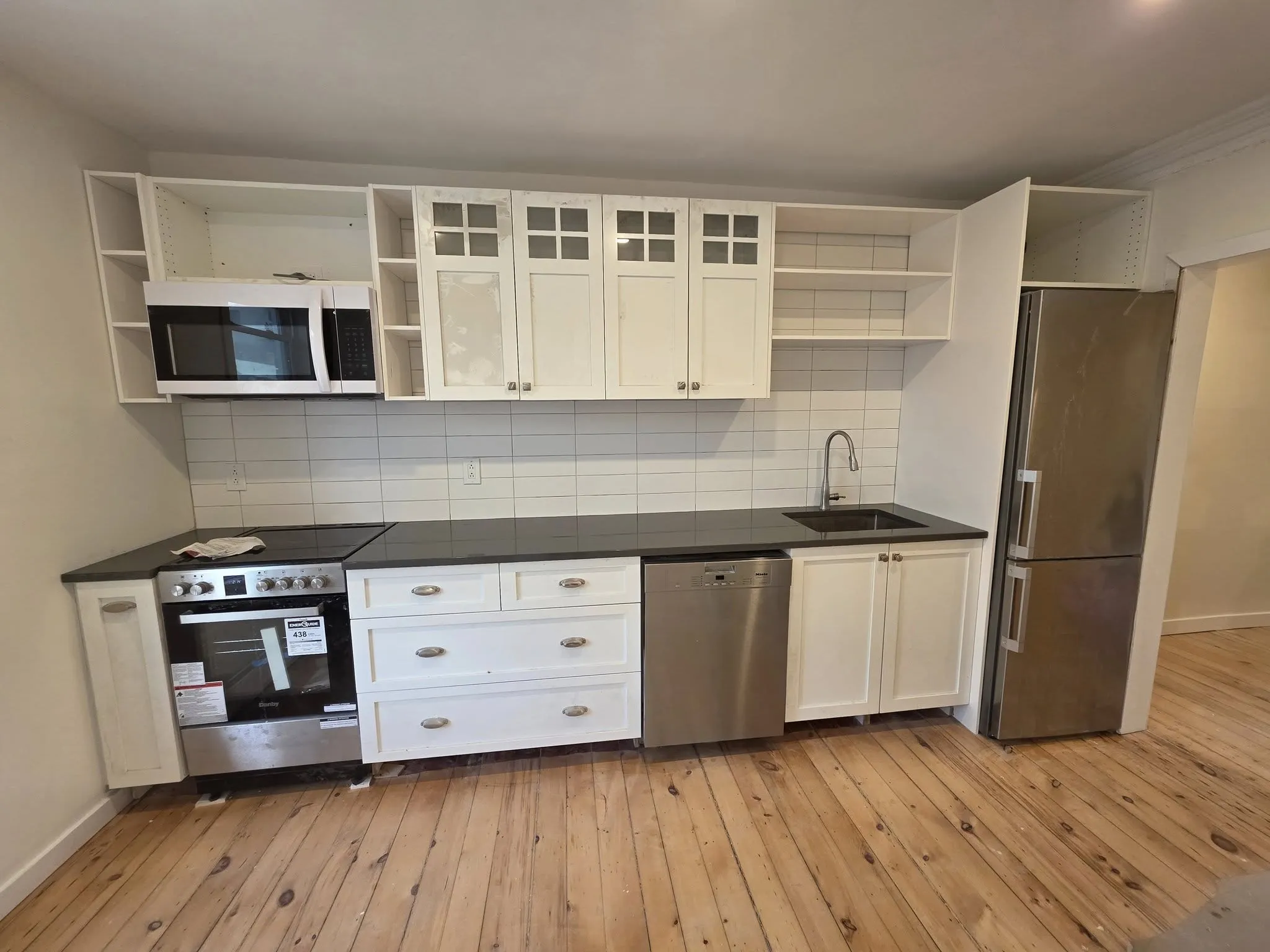 Rénovation de cuisine blanche moderne par Le Rénophile — armoires blanches et finitions soignées à Montréal