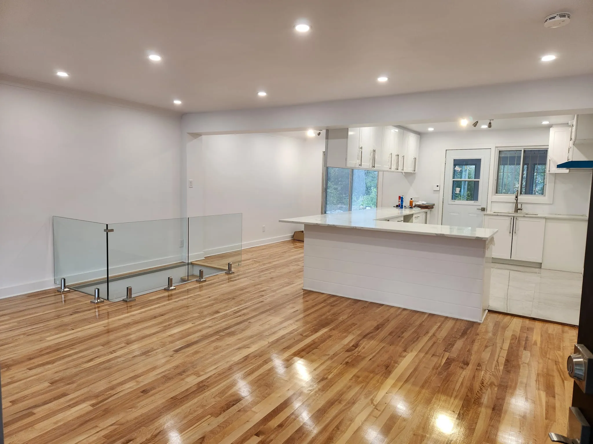 Rénovation de salon moderne par Le Rénophile — espace de vie lumineux et contemporain à Montréal